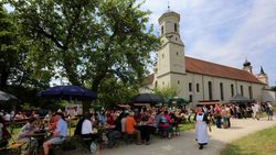 Besucher des Klostermarkts genießen die eingekauften Produkte bereits vor Ort in Raitenhaslach
