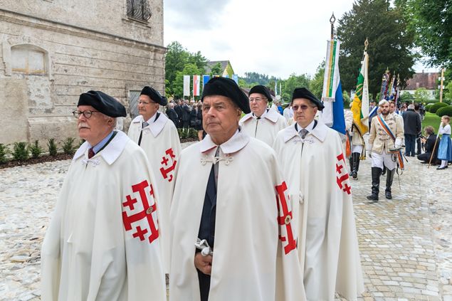 Fünf Ritter des Ordens vom Heiligen Grab zu Jerusalem in den weißen Ordensmänteln mit rotem Jerusalemkreuz