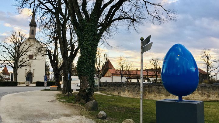 TUM participates with gigantic Easter egg at the coloful Easter event of the city of Burghausen. (Picture: TUM Science & Study Center Raitenhaslach)