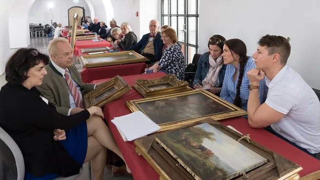 Kunstexperten des BR begutachten Gemälde im TUM Akademiezentrum Raitenhaslach
