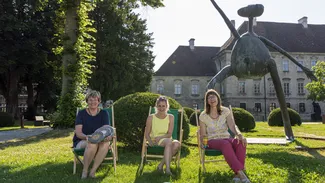 The team of the "Kulturbüro" of the city of Burghausen: Birgit Reineke-Reiprich, Julia Fickert and Sabine Ressel (from left to right) presents the program of the first summer cinema in Raitenhaslach.