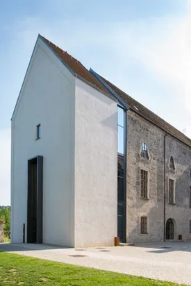 Moderner Anbau an der Ostseite der Aula maior in Raitenhaslach