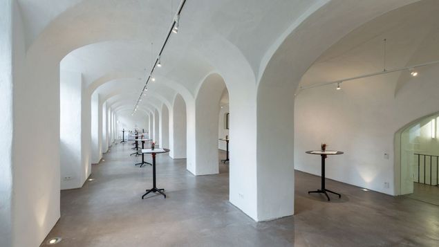 The vaulted hall with stand-up tables at the TUM Science and Study Center Raitenhaslach.