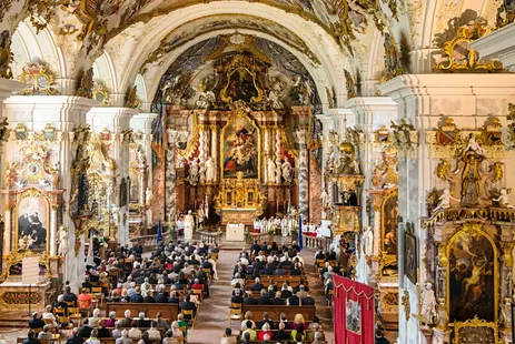 Ausblick von der Empore in den barock ausgestatteten Innenraum der Klosterkirche Raitenhaslach