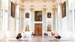 Der erste Yogakurs im barocken Festsaal des TUM Akademiezentrums Raitenhaslach (Foto: Kulturbüro der Stadt Burghausen / Robert Banfic)