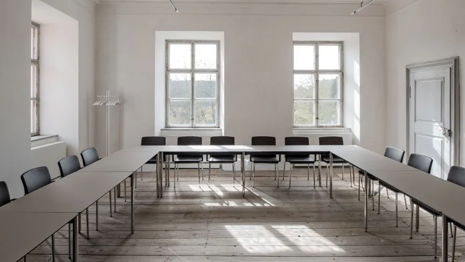 U-shaped seating arrangement in seminar room A203 Ingeborg Pohl at the TUM Science and Study Center Raitenhaslach.