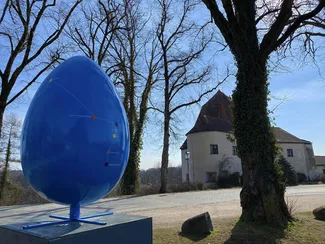 Ein großes Osterei im TUM Design ziert den Eingang der Burg (Bild: TUM Akademiezentrum Raitenhaslach)