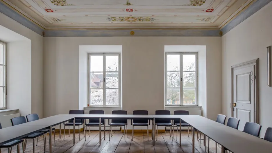 U-shaped seating arrangement in seminar room A108 at the TUM Science and Study Center Raitenhaslach.