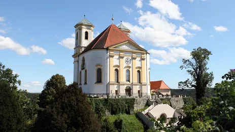 Außenansicht der barocken Wallfahrtskirche Marienberg bei Burghausen