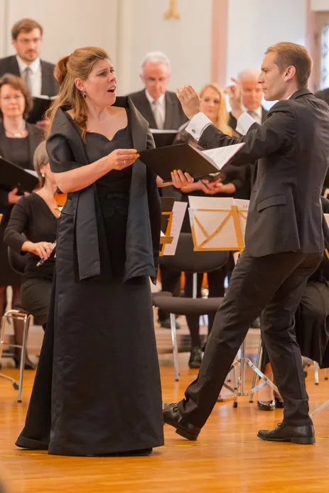 Sopranistin Ute Ziemer und Dirigent Felix Mayer beim Konzert