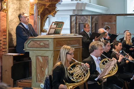 Wolfgang A. Herrmann, Präsident der TUM, am Spieltisch der Orgel in der Klosterkirche Raitenhaslach