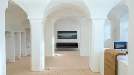 Das historische Gewölbe mit zwei Säulenreihen im Empfangsfoyer im TUM Akademiezentrum Raitenhaslach.