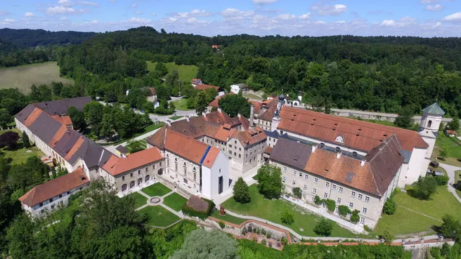 Ein Blick von oben auf das ehemalige Zisterzienserkloster, heute TUM Akademiezentrum Raitenhaslach.