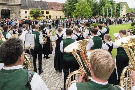 Musikerinnen und Musiker spielen vor der Warteschlange für die Besichtigung des Akademiezentrums