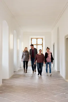 Tagungsgäste gehen im Gang, TUM Akademiezentrum Raitenhaslach