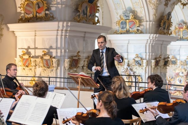 Kammerorchester und Chor der TUM mit Dirigent Felix Mayer auf der Empore der Klosterkirche Raitenhaslach