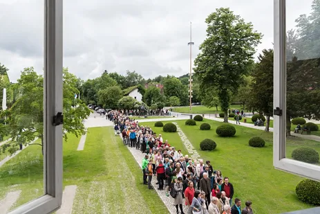 Schlange von Besuchern vor dem Akademiezentrum TUM Raitenhaslach