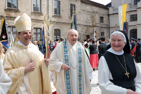 Stefan Oster, Bischof von Passau; Franz Aicher, Pfarramt Raitenhaslach St. Georg, und Mechthild Bernart, Äbtissin des Klosters Thyrnau, vor der Klosterkirche