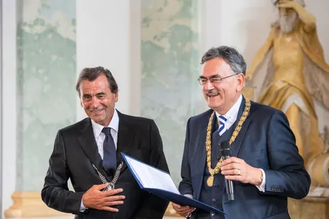 Wolfgang A. Herrmann, Präsident der TUM, mit Hans Steindl, Bürgermeister von Burghausen (l.), im Festsaal des Akademiezentrums TUM Raitenhaslach