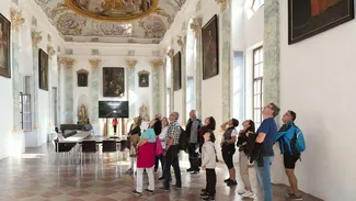 Eine Gästeführung in der Aula maior, dem Festsaal des ehemaligen Klosters Raitenhaslach.