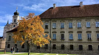 In den Seminarpausen genießen die Tagungsteilnehmer die spätsommerliche Sonne auf dem Außengelände des TUM Akademiezentrums Raitenhaslach. (Bild: TUM Akademiezentrum Raitenhaslach)