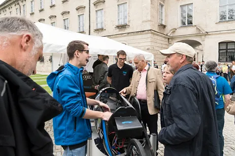 Studierende der TUM präsentieren Besucherinnen und Besuchern am Tag der offenen Tür die von ihnen entwickelten Fahrzeuge