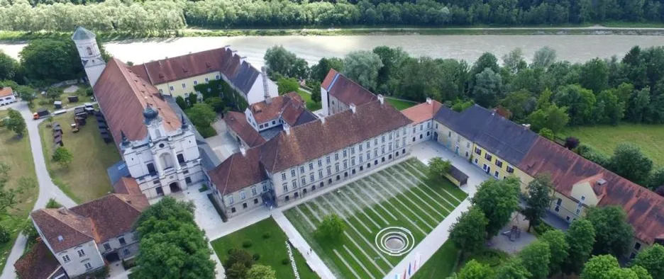 Die ehemalige Klosteranlage Raitenhaslach aus der Vogelperspektive, im Hintergrund der Grenzfluss Salzach
