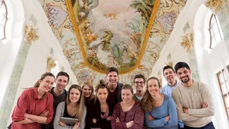 Studierende der TUM unter dem barocken Deckenfresko im Festsaals des TUM Akademiezentrums Raitenhaslach