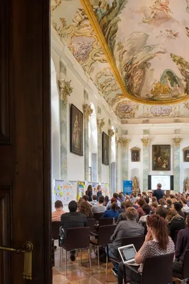 Blick in die vollbesetzte Aula maior im TUM Akademiezentrum Raitenhaslach