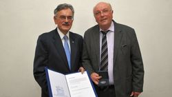 TUM-Präsident Wolfgang A. Herrmann übergibt die Karl Max von Bauernfeind-Medaille an Pfarrer i. R. Franz Aicher