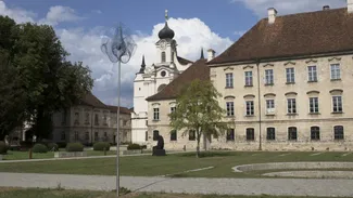 Sculpture "WAVE" by Stefan Wischnewski in front of the prelate's building in Raitenhaslach