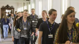 Doktoranden der TUM Graduate School auf dem Weg in die Aula maior im TUM Akademiezentrum Raitenhaslach