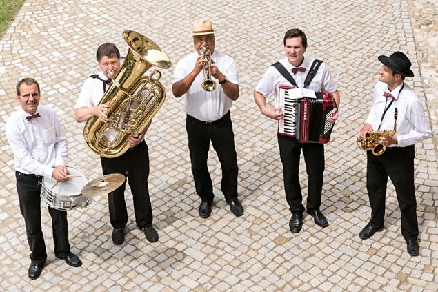 Die fünf Musiker der Band „Brasshüpfer“ auf dem Hof vor dem Akademiezentrum