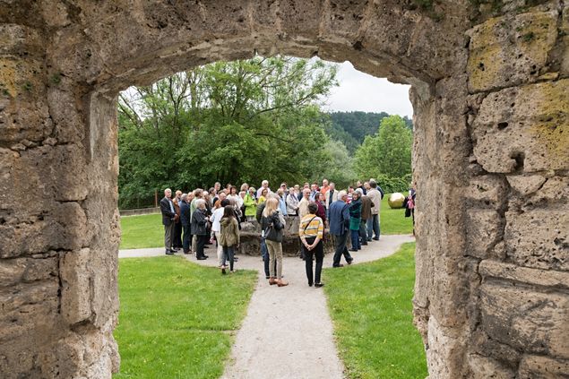 Besucherinnen und Besucher im Klostergarten bei einer Führung durch das Akademiezentrum