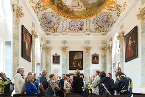 Barbara Weiant, Geschäftsführerin des Akademiezentrums TUM Raitenhaslach, mit Besucherinnen und Besuchern im Steinernen Saal