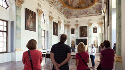 Besucherinnen und Besucher besichtigen die Aula maior des TUM Akademiezentrums Raitenhaslach