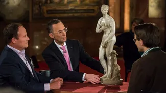 Kunst und Krempel experts are examining a sculpture