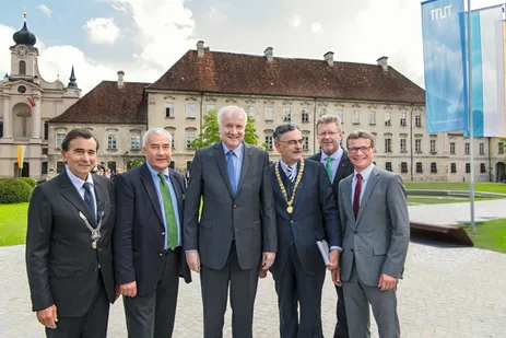 Hans Steindl, Bürgerm. Burghausen; Ludwig Spaenle, Bayer. Staatsmin.; Horst Seehofer, Bayer. Ministerpräs.; Wolfgang A. Herrmann, TUM-Präs.; Marcel Huber, Bayer. Staatsmin.; und Bernd Sibler, StS., vor dem Akademiezentrum