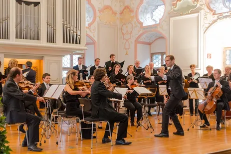 TUM Kammerorchester und TUM Chor mit Dirigent Felix Mayer beim Konzert