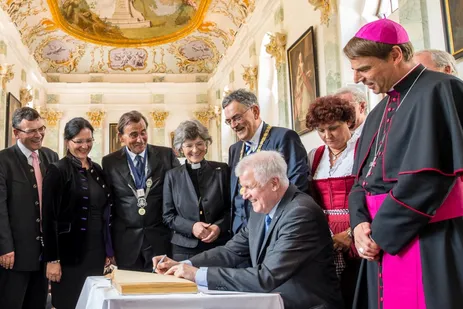 Horst Seehofer mit v.l.n.r.: Florian Herrmann, MdL; dessen Frau Renate Herrmann; Hans Steindl, Bürgerm. Burghausen; Susanne Breit-Keßler, Ev. Regionalbischöfin; Wolfgang A. Herrmann, TUM-Präs.; Ingrid Hecker, MdL; und Stefan Oster, Bischof von Passau