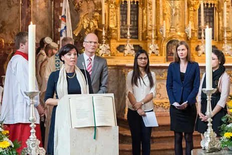 Hana Milanov, Vizepräsidentin der TUM für internationale Allianzen und Alumni, am Rednerpult vor dem Altar der Klosterkirche Raitenhaslach