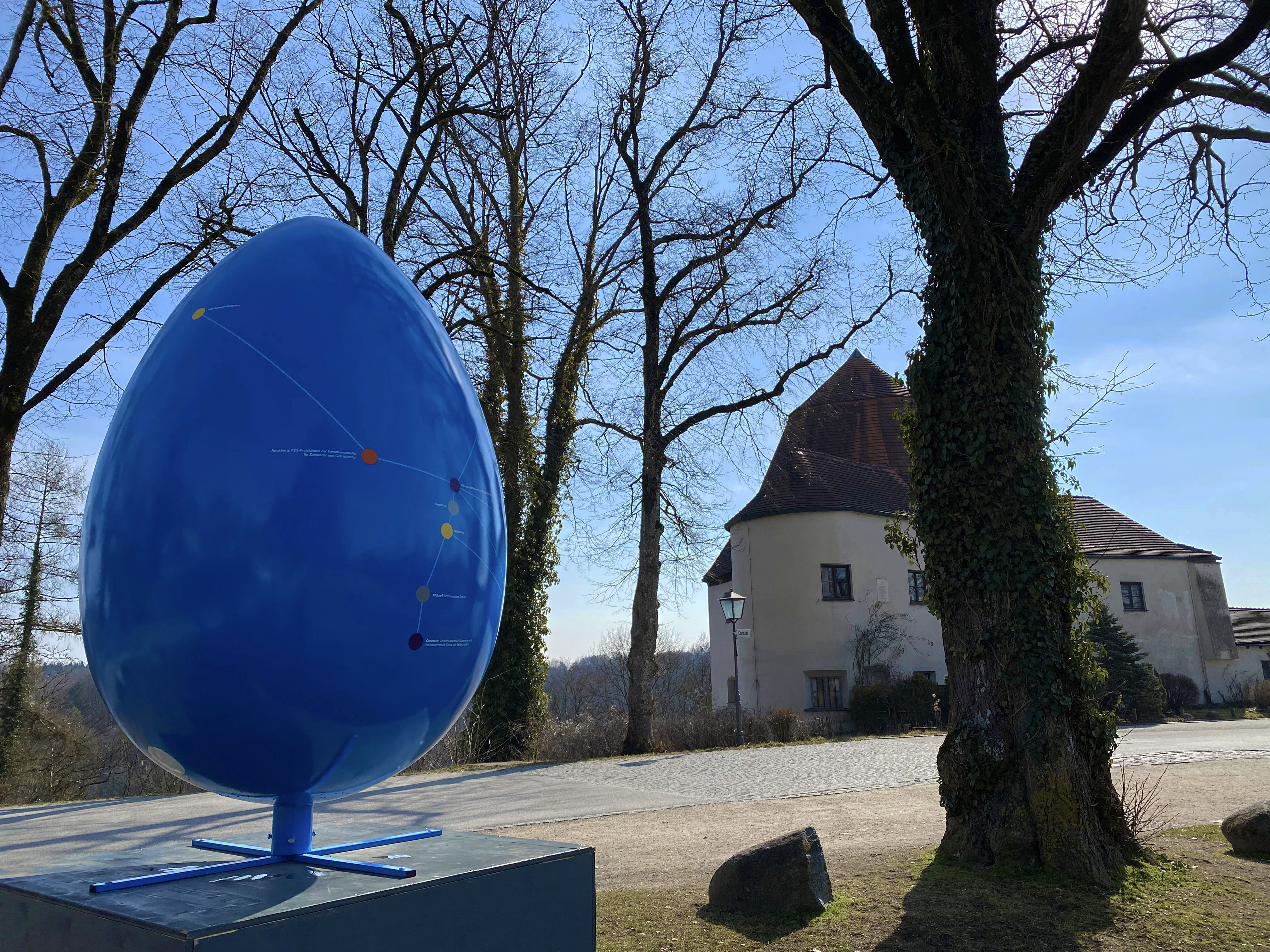 Ein großes Osterei im TUM Design ziert den Eingang der Burg (Bild: TUM Akademiezentrum Raitenhaslach)