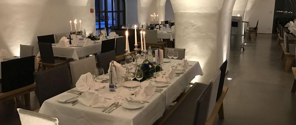 Festive table setting in the arched hall at the TUM Science & Study Center Raitenhaslach