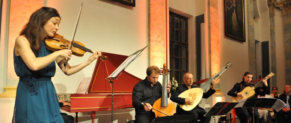 Four musicians play on historical musical instruments like the viola and lute in the Aula maior of the TUM Science and Study Center Raitenhaslach.