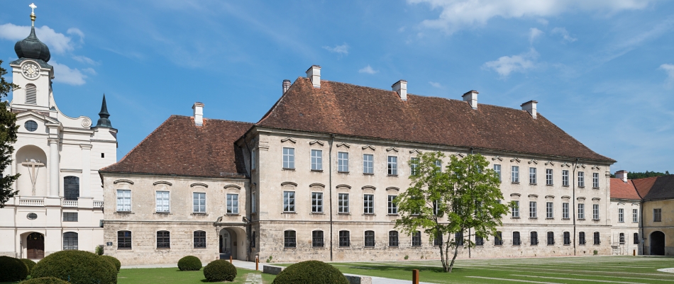 Vorderansicht der Klosterkirche Raitenhaslach und des Prälatenstocks