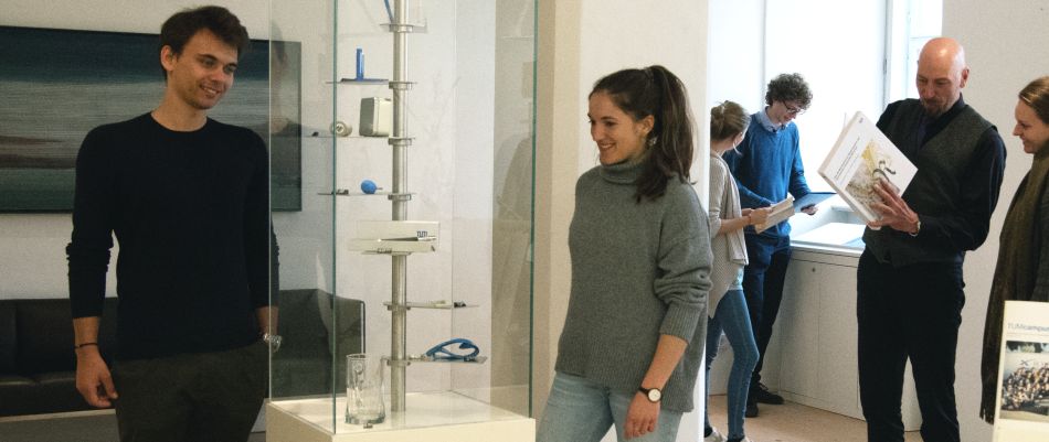 Besucherinnen und Besucher des TUMshops in Raitenhaslach Gäste sehen sich Produkte im TUMshop des TUM Akademiezentrums Raitenhaslach an.