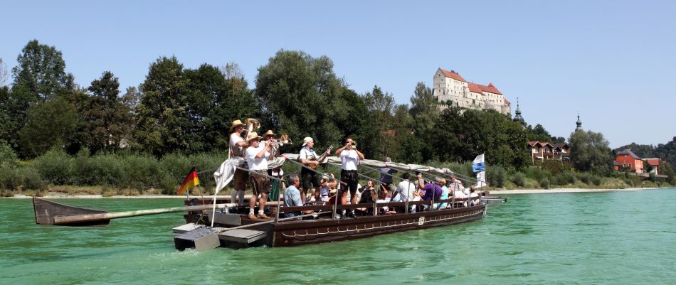 Bootsfahrt auf der Salzach, im Hintergrund die Burghauser Burg