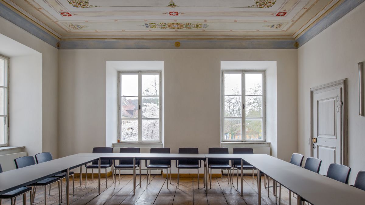 Bestuhlung in U-Form im Seminarraum A108 im TUM Akademiezentrum Raitenhaslach