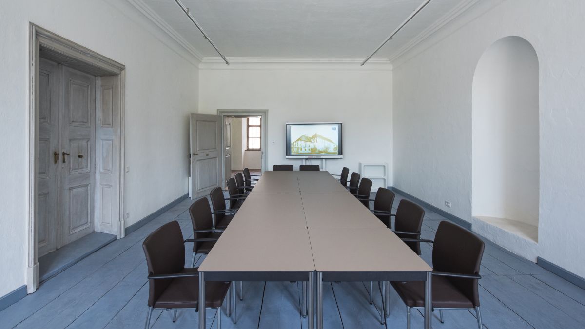 Tischblock-Bestuhlung in Raum A111 Rudolf Mössbauer im TUM Akademiezentrum Raitenhaslach
