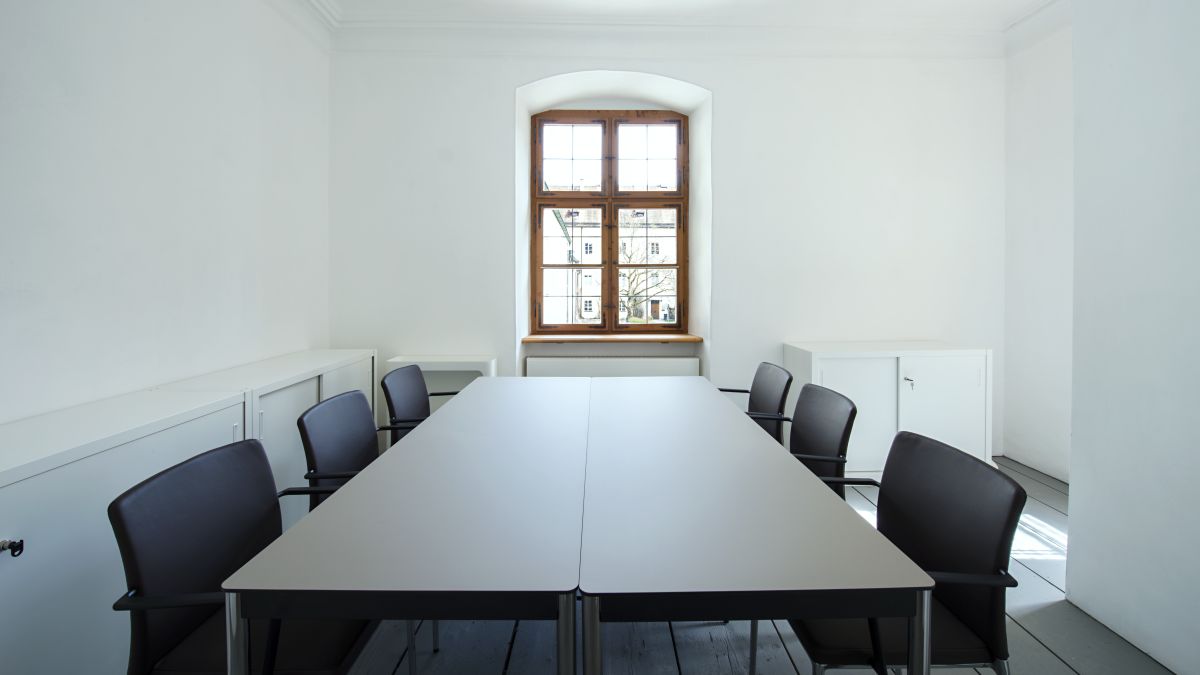 Bestuhlung mit Tischblock im Studierzimmer des TUM Akademiezentrums Raitenhaslach